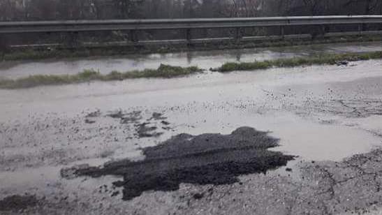 Una delle buche paurose che costellano la GoiteseL’asfalto della provinciale è in condizioni critiche in molti punti