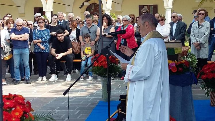 L’orazione funebre per Simone La Terra, ieri in piazza a Pozzolengo 