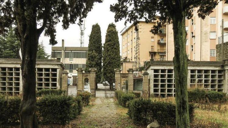 Il vecchio cimitero di San Sebastiano:  l’area è abbandonata da più di mezzo secolo mentre la struttura risale addirittura agli anni VentiI  1500 metri quadri potrebbero diventare un orto botanicoL’ingresso:  anche l’idea di farne uno spazio per cinema e spettacoli