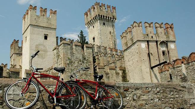 Biciclette a Sirmione: tutto il centro storico è off limits per i ciclisti