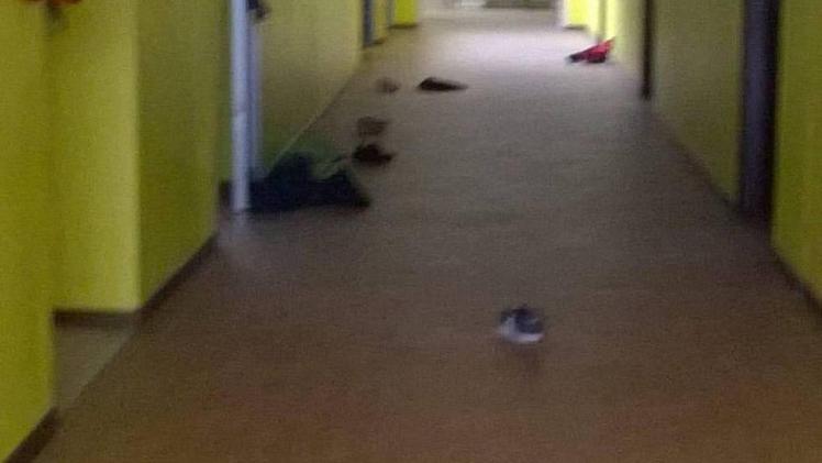 Le scuole medie di Prevalle:  il raid vandalico tra sabato e domenicaI pavimenti coperti di polvereI segni del passaggio dei vandali