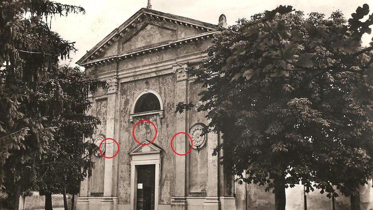 Da una vecchia cartolina la chiesa di San Michele:  sulla facciata i segni delle croci disegnate dai vandali