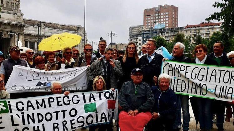 La  manifestazione di protesta davanti alla sede della Regione   Franceschino Vertemati e Angelo Moretti guidano  la mobilitazione