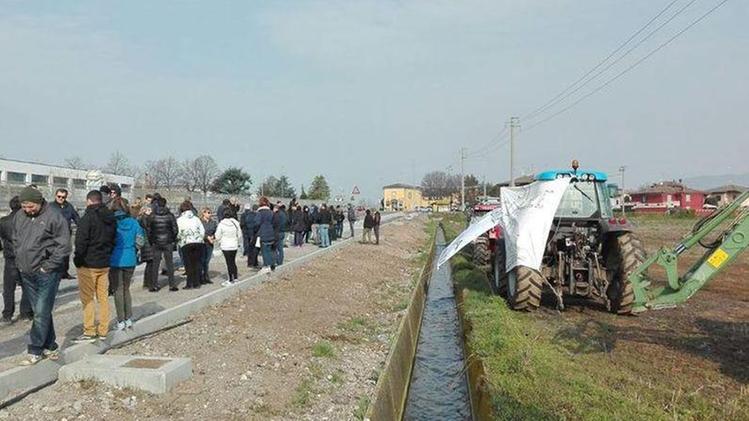 Montichiari: la pista ciclabile ha creato una strozzatura sulla stradaUno dei presidi di protesta inscenati dai residenti di Vighizzolo