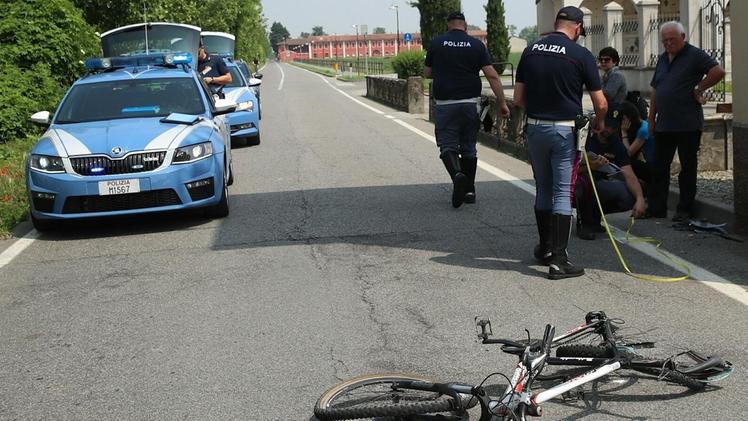 I rilievi della Polizia Stradale di Chiari nella frazione Meano di Corzano dov’è avvenuto l’investimentoL’auto che ha investito il ciclista ieri mattina SERVIZIO FOTOLIVE