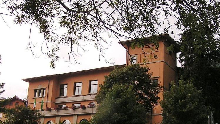 Il palazzo comunale di Angolo Terme: maxi investimenti in vista