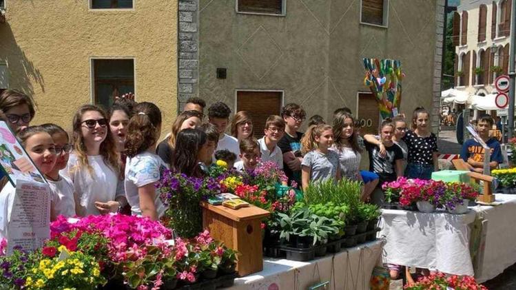 Un tripudio di fiori a Tignale per l’iniziativa di solidarietà che ha coinvolto i ragazzi delle scuole