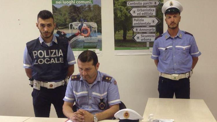 Il comandante Fabio Vallini con due agenti della Polizia locale