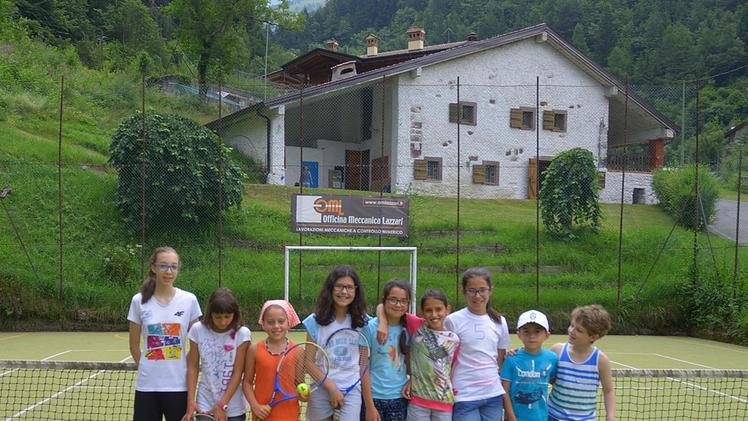 I ragazzi della scuola tennis e sullo sfondo l’edificio che ospiterà biblioteca alpina e museo contadino