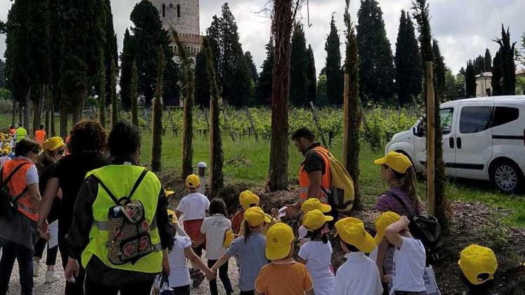 I bambini in cammino verso la torre di San Martino
