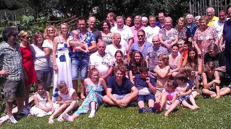 La famiglia Marchina di Monticelli Brusati schierata al gran completo:  52 gli invitati al mega raduno