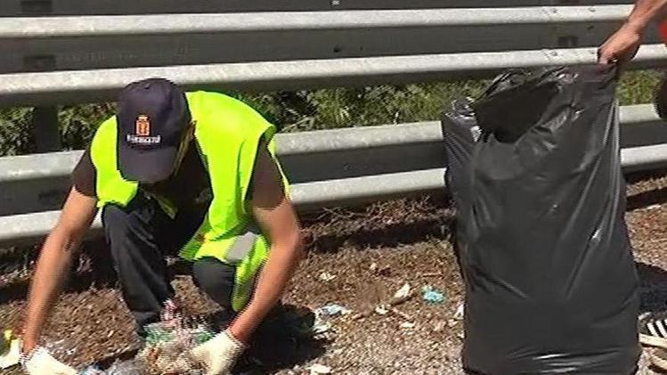 Sacchi pieni di spazzatura raccolta ai lati della superstradaGli ospiti di Inexodus al lavoro (volontario) lungo la 42