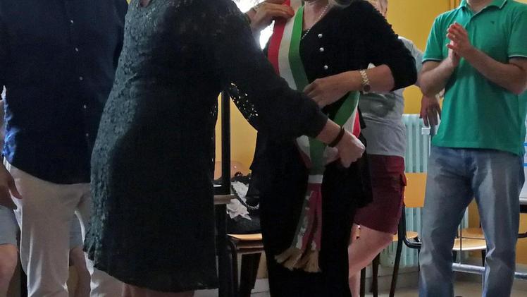 Delia Castellini con gli eletti nelle file della maggioranzaDelia Castellini indossa la fascia tricolore per la seconda volta