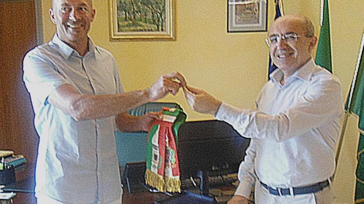 Il viceprefetto Pasquariello consegna al sindaco le chiavi del municipio