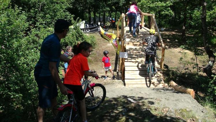 Bambini alle prese con il Junior Bike park di Santicolo di Corteno