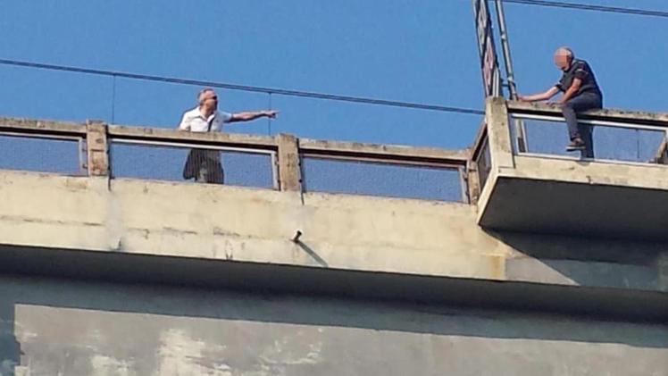 Il carabiniere è riuscito a sventare il suicidio del 64enne che ieri mattina voleva buttarsi dal viadotto di Desenzano