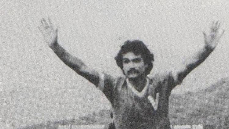 Adriano Tedoldi esulta dopo un gol: dodici i suoi centri con il BresciaUna formazione del Brescia 1975-76: Tedoldi il terzo da destra in basso