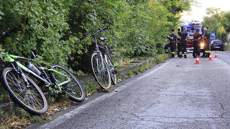 La strada nel bosco che da Avesa porta a Montecchio,
nel Veronese:
Carlo Ferrari,  32 anni, è finito
nella scarpata
con la sua bici