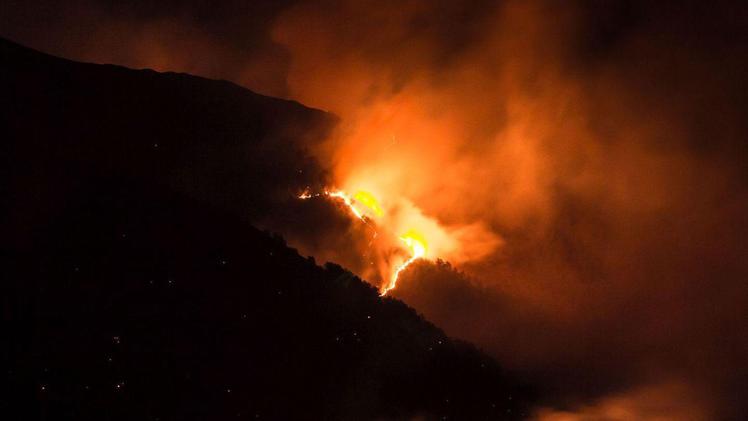 L’incendio d’enormi dimensioni divampato in Valle Camonica 