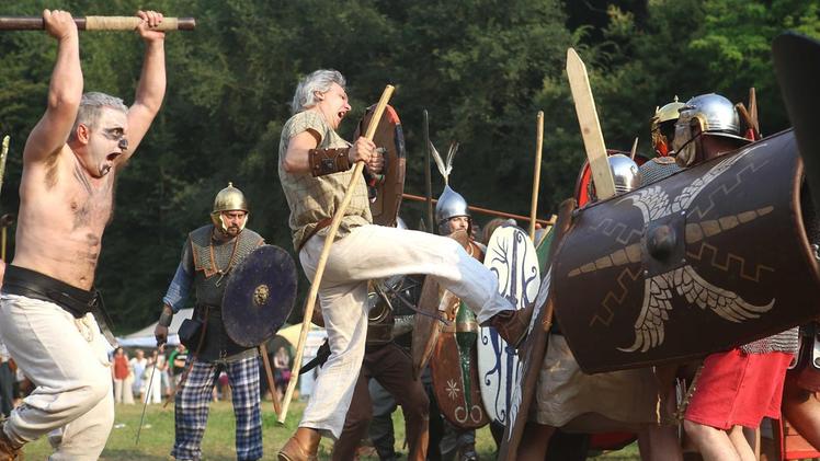 Guerrieri celti contro legionari romani: le battaglia simulate sono il momento «clou» del festival