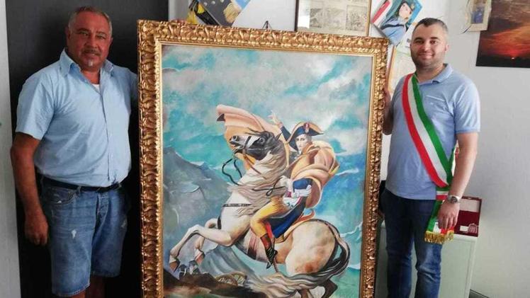 Michele Boaretto dona la tela al sindaco di Arcole