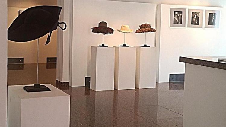 In Galleria Bosio: le dive in bianco e nero, i cappelli coloratiScatti della collezione MaCof, modelli esclusivi d’archivio Penelope