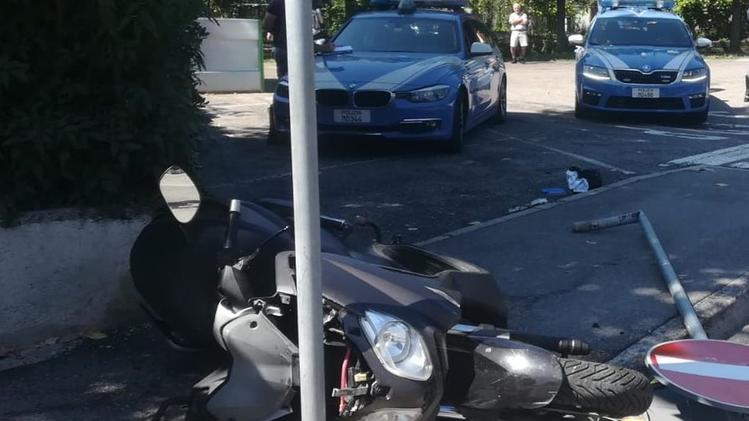 Lo scooter su cui viaggiava la vittima dell'incidente