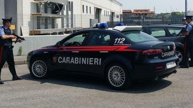 I carabinieri stanno indagando sull’aggressione in azienda 