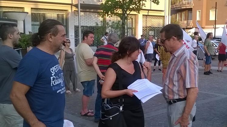La manifestazione dei No-Tav davanti al municipio di CalcinatoStasera il secondo incontro con i tecnici per i proprietari delle aree