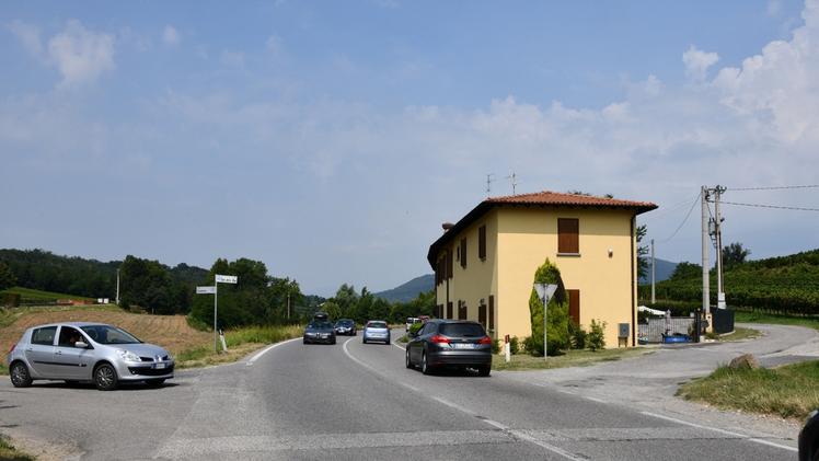 A sinistra via Lovera che si innesta sulla Sp XI: una rotonda eliminerà il pericoloso incrocio