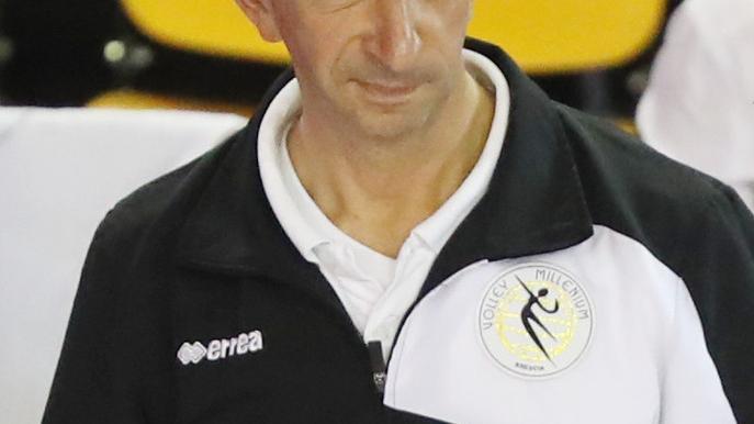 L’allenatore Enrico MazzolaTiziana Veglia, 25 anni, centrale della Valsabbina Millenium