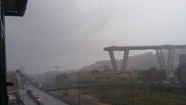 Crollo ponte Morandi a Genova sull'A10 (foto Polizia di Stato)