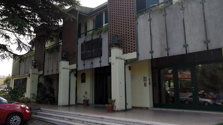 L’ex hotel Tre Lampioni che ospita i migranti a  Toscolano Maderno