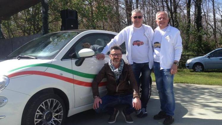 I volontari di Rudiano con la Fiat 500 messa in palio