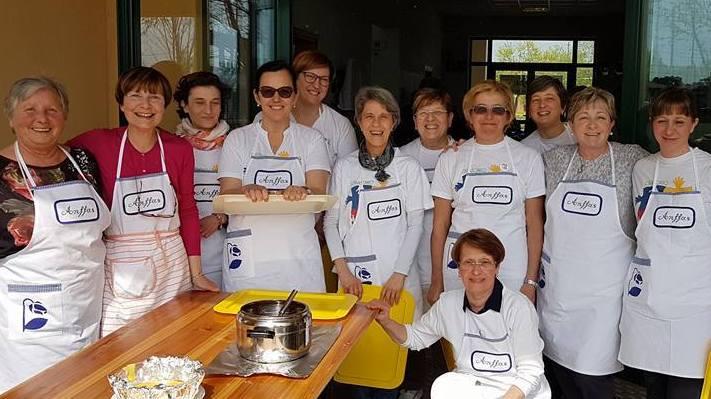Una parte della squadra di volontari che sostengono le attività dell’Anffas di Desenzano
