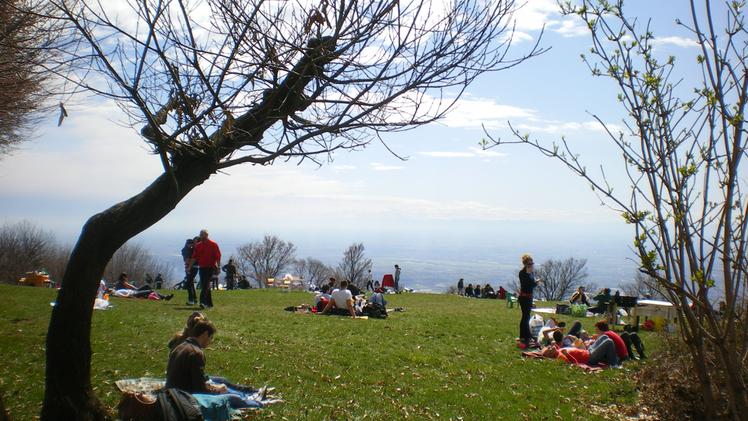 Gente in relax sul monte Maddalena