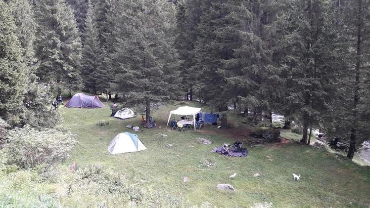 Il grido d’allarme lanciato dal titolare del ristorante Stella AlpinaAlcuni campeggiatori attendati in Val Dorizzo