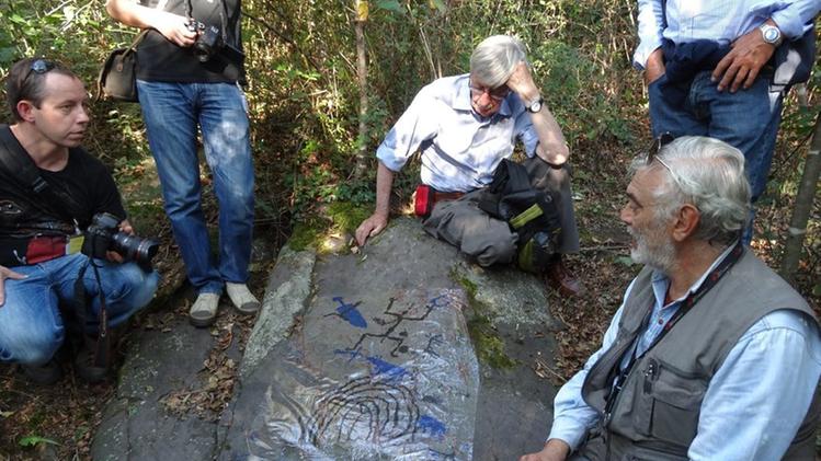 Indagini sulle incisioni rupestri, patrimonio Unesco dal 1979Una roccia istoriata del Parco nazionale delle incisioni rupestri di Naquane
