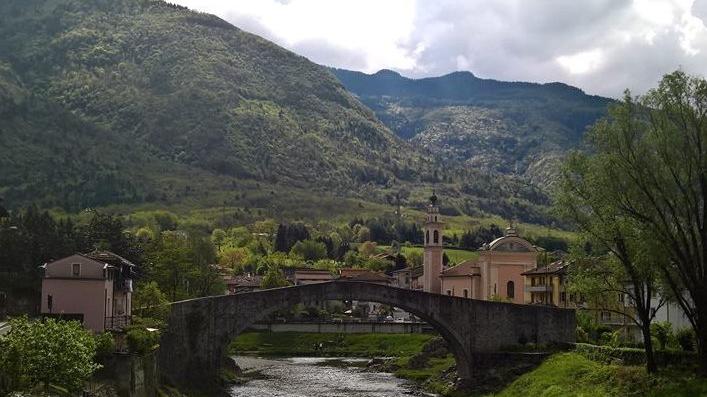 La nuova discesa all’Oglio di Montecchio di DarfoIl ponte storico ora pedonale e uno scorcio della frazione 