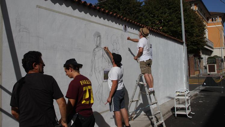 Gli artisti in posa davanti al muro scelto per il dipinto che ricorderà il benefattore Dante Cusi