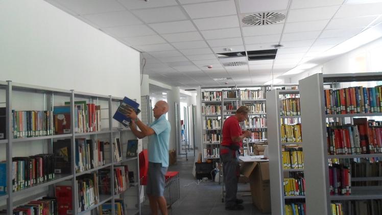 Trasloco in atto per la nuova biblioteca di Marcheno 