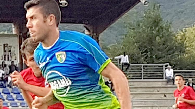 Il centrocampista Fabio Scarella, 29 anni, in azione a Prevalle nel test di ieri contro il Ciserano