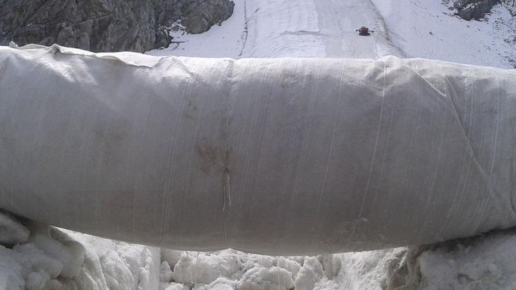Il «fantasma» del ghiacciaio Presena come si presenta oggiUn rotolo di telo geotessile durante la rimozione