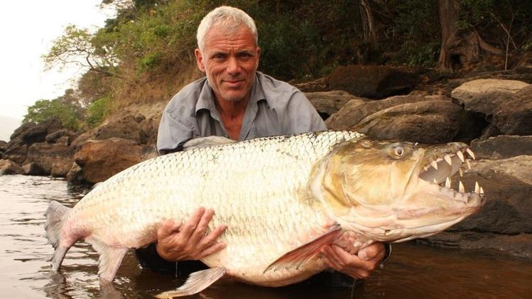 Il biologo e pescatore estremo Jeremy Wade con uno dei tanti «mostri» catturati e poi liberati per la trasmissione «River Monsters»