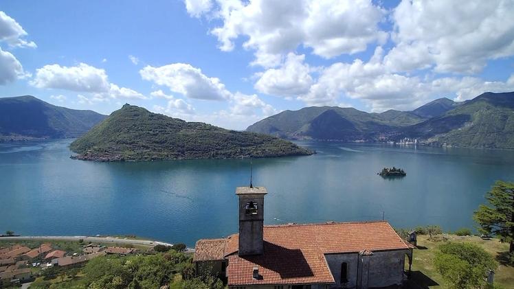 La chiesa di San Pietro a Pregasso di Marone offre uno splendido sguardo sul lago d’Iseo
