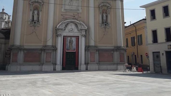 La nuova pavimentazione della piazza della chiesa di Carpenedolo