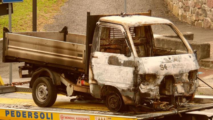 Il furgone del Sol.Co. bruciato ad Angolo Terme 