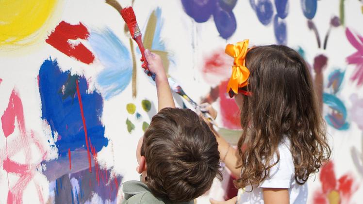 Divertimento assicurato per i bambini alle prese con pennelli e colori«Un chilometro di tela» torna domani a villa Lechi di Erbusco
