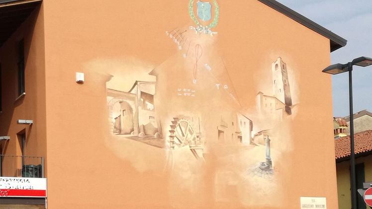 L’artista Mario RaineriLa facciata del centro civico decorata con gli affreschi d’autore 