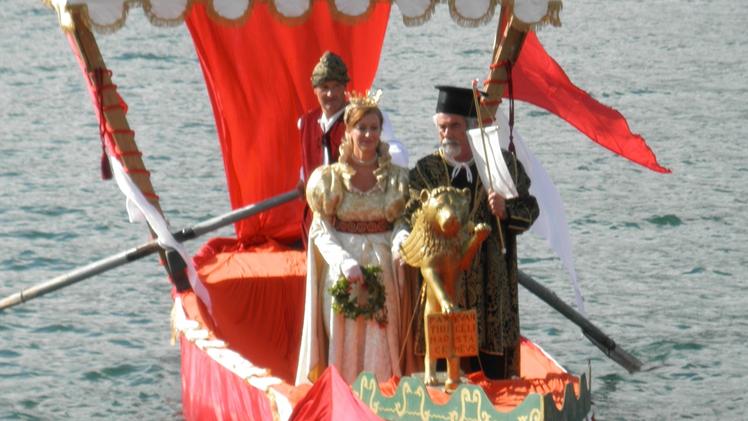 La suggestiva cerimonia dello sposalizio con il lago